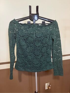 Chic Me Elegant Off-Shoulder Lace Blouse in Forest Green NWOT